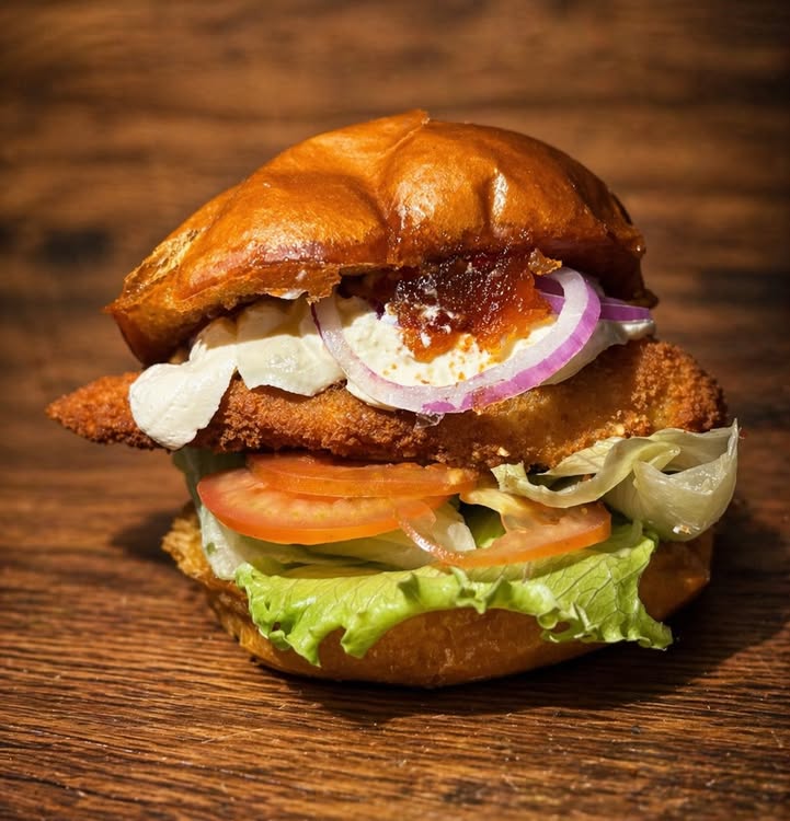 Lanche de frango empanado no pão brioche