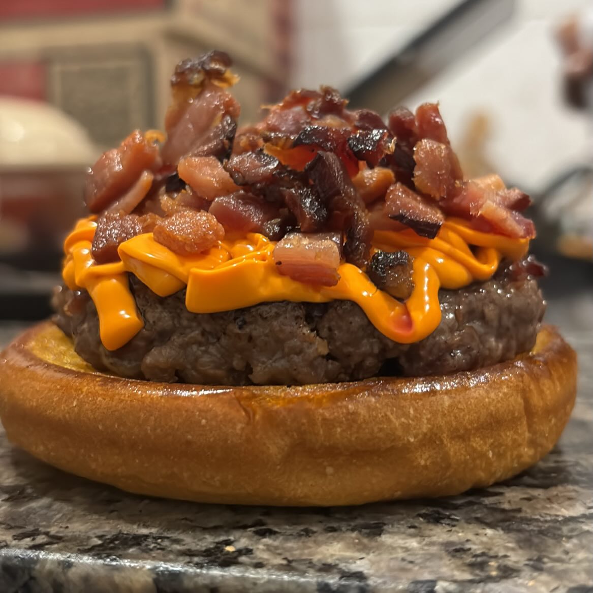 Hambúrguer com molho cheddar e bacon crocante